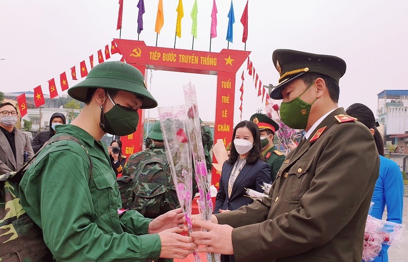 Thiếu tướng Vũ Thanh Chương - Ủy viên Ban Thường vụ Thành ủy, Giám đốc Công an thành phố dự Lễ giao, nhận quân tại quận Lê Chân